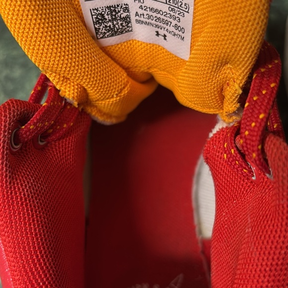 Kids Under Armour Cleats - Picture 4 of 5